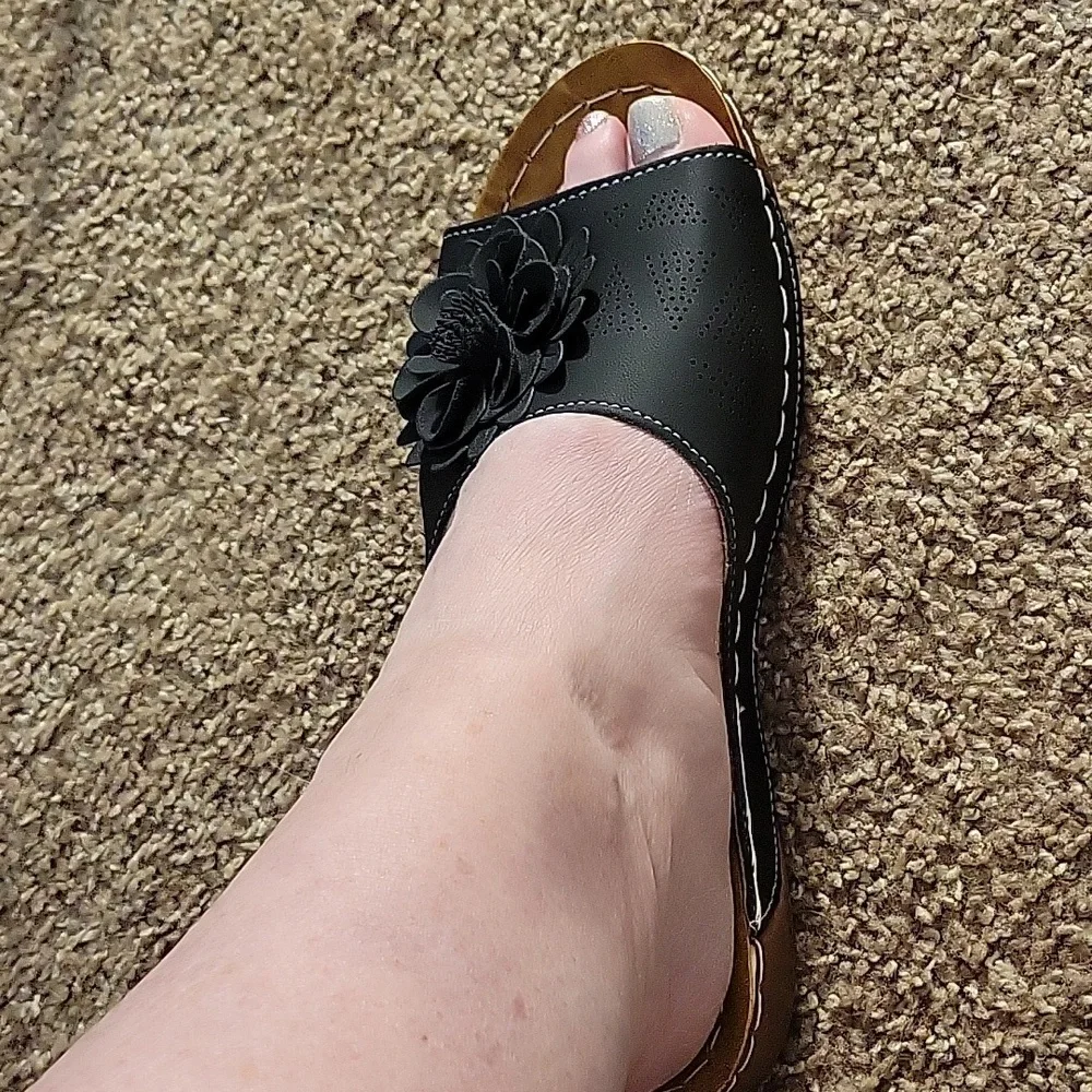 Black Ladies Sandals With Flower Detail NEW Sz10.5 - Picture 6 of 6